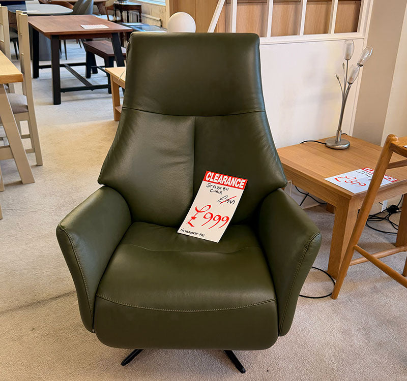 Stylux 811 recliner chair in leather. Reduced to clear
